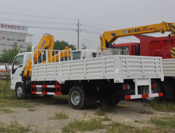 Rwanda Japan Isuzu 3 ton hydraulic boom truck crane for sale