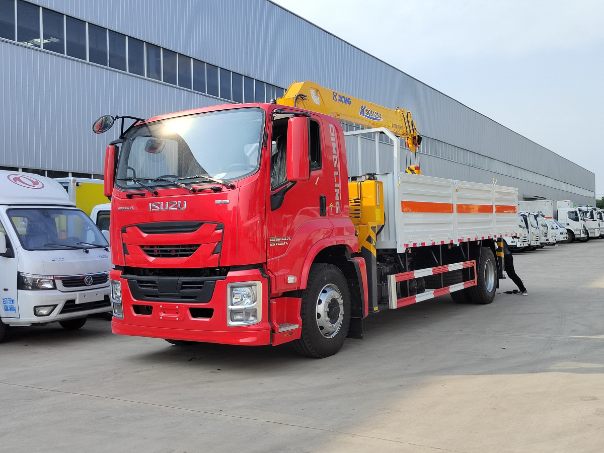 ISUZU GIGA FTR FVR 4HK1-TCG60 cargo truck with XCMG SQS 125 boom crane