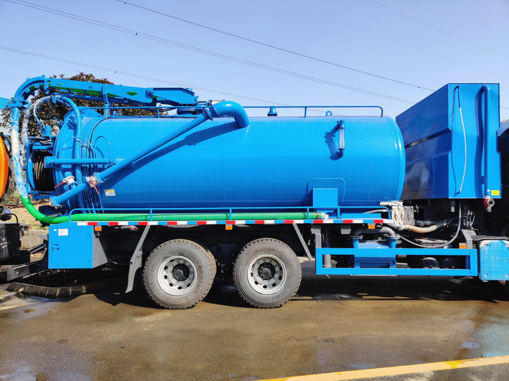 Isuzu brand Combined Vacuum and Canal Jetting Trucks