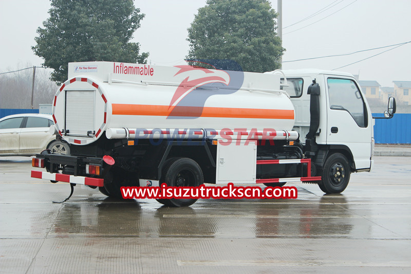 Dubai Isuzu 3000Liters oil truck