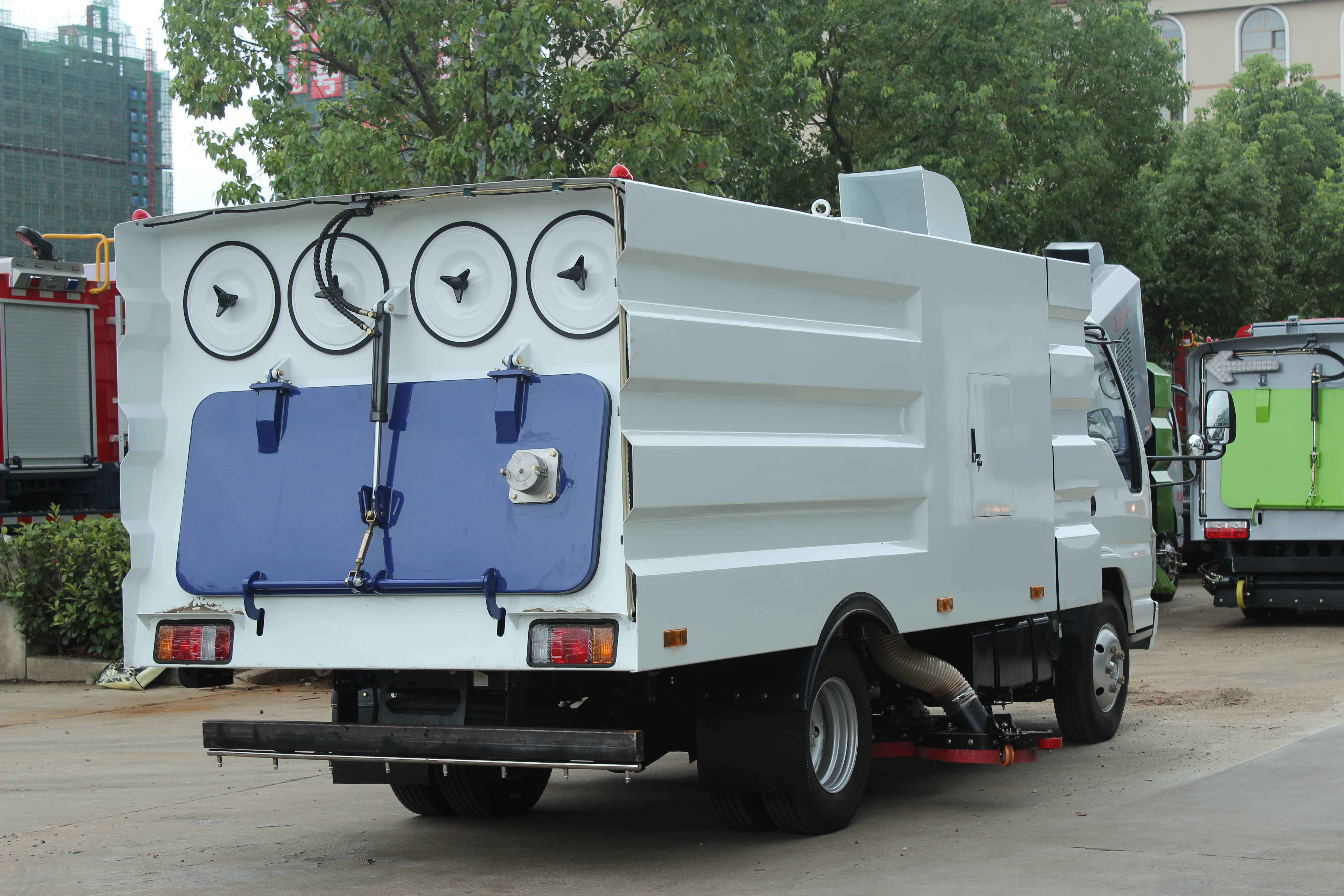 Isuzu Pure Vacuum Sweeping Truck for cement factory