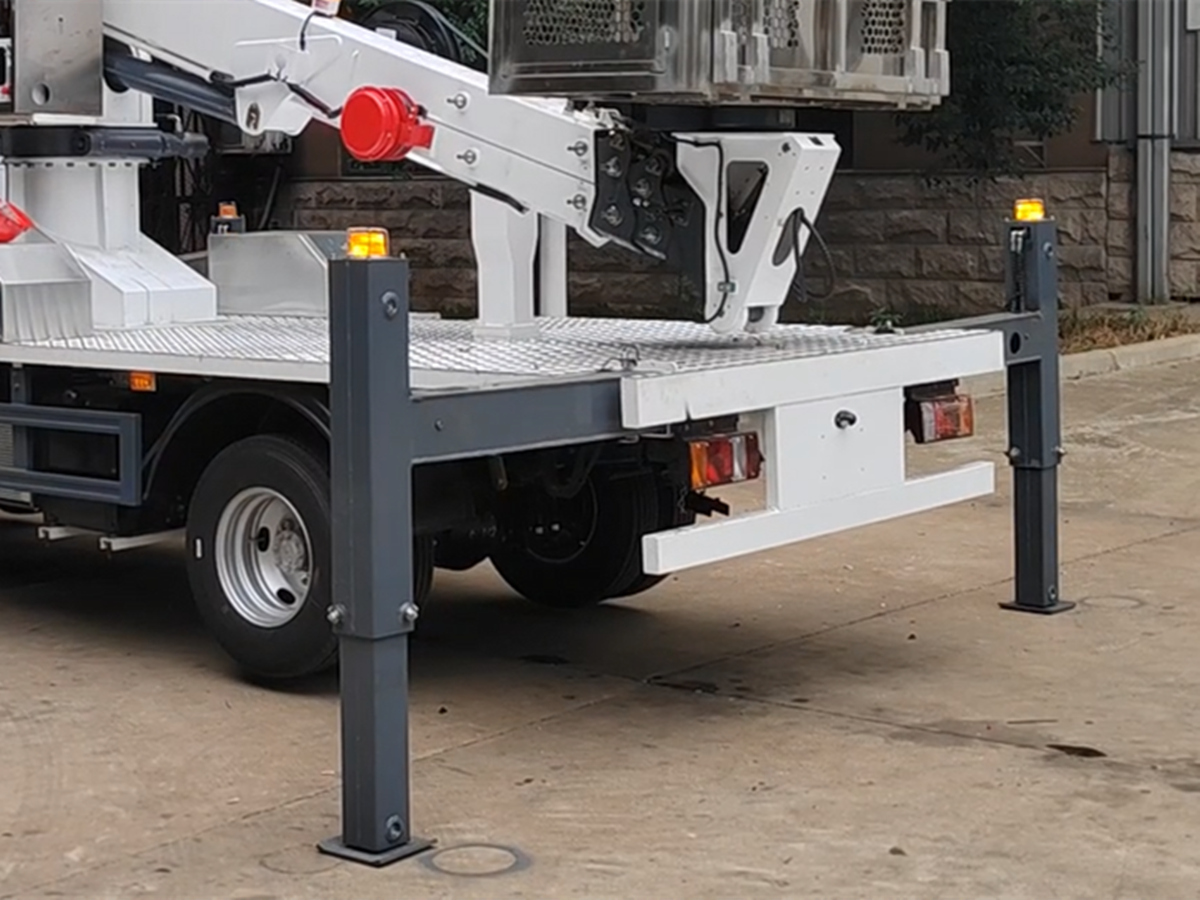 Telescopic Boom Platform Truck Isuzu