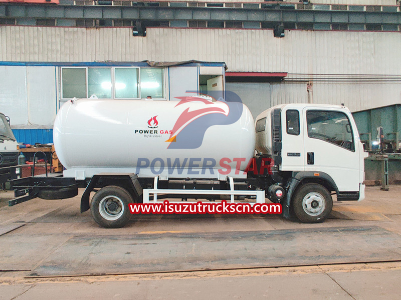 Isuzu LPG bobtail tank truck