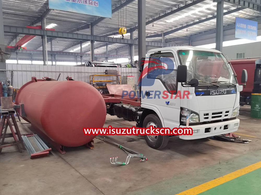 Isuzu vacuum sewage suction truck