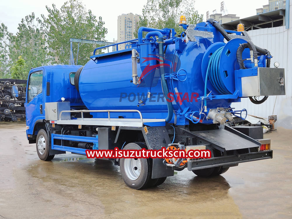 Isuzu wastewater pump truck