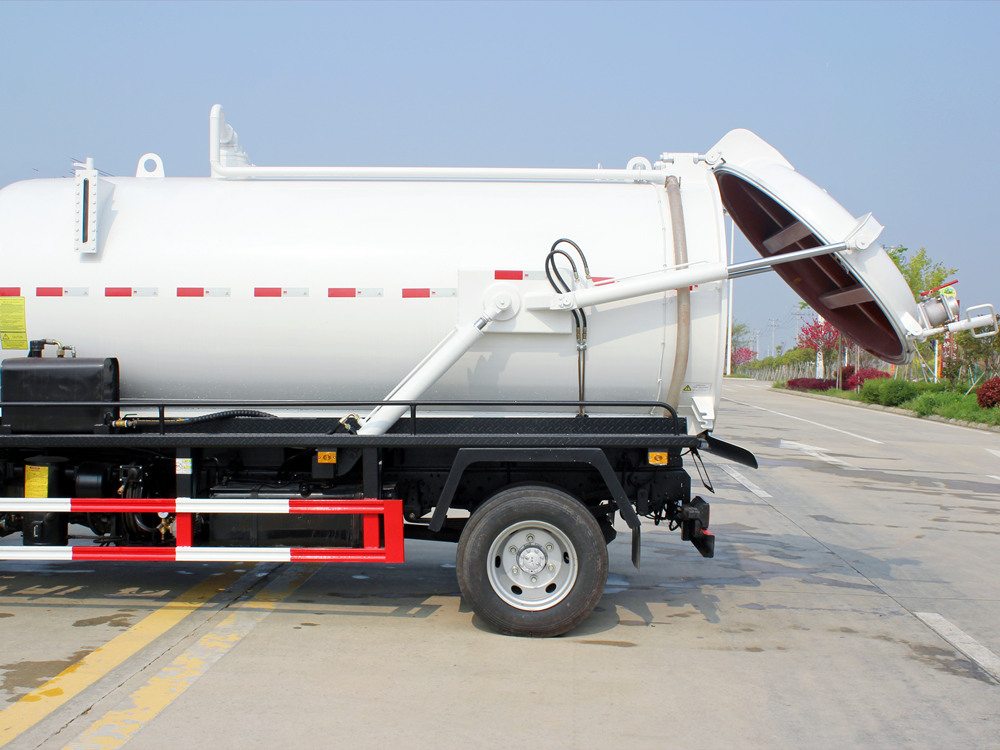 Isuzu super sucker vacuum truck