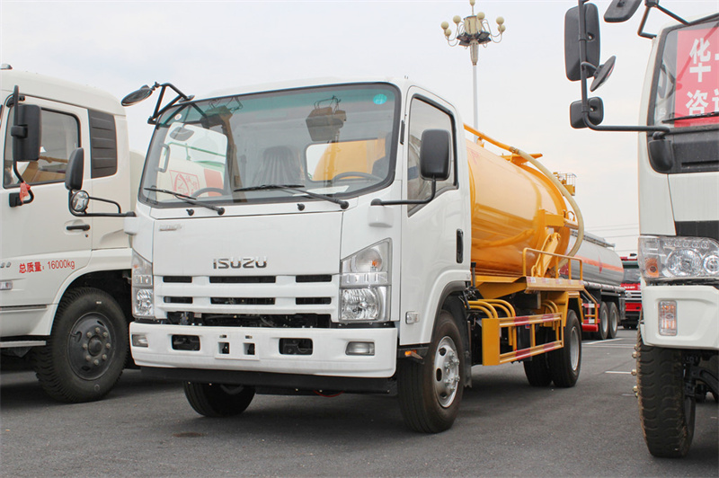 Isuzu elf vacuum sucation truck