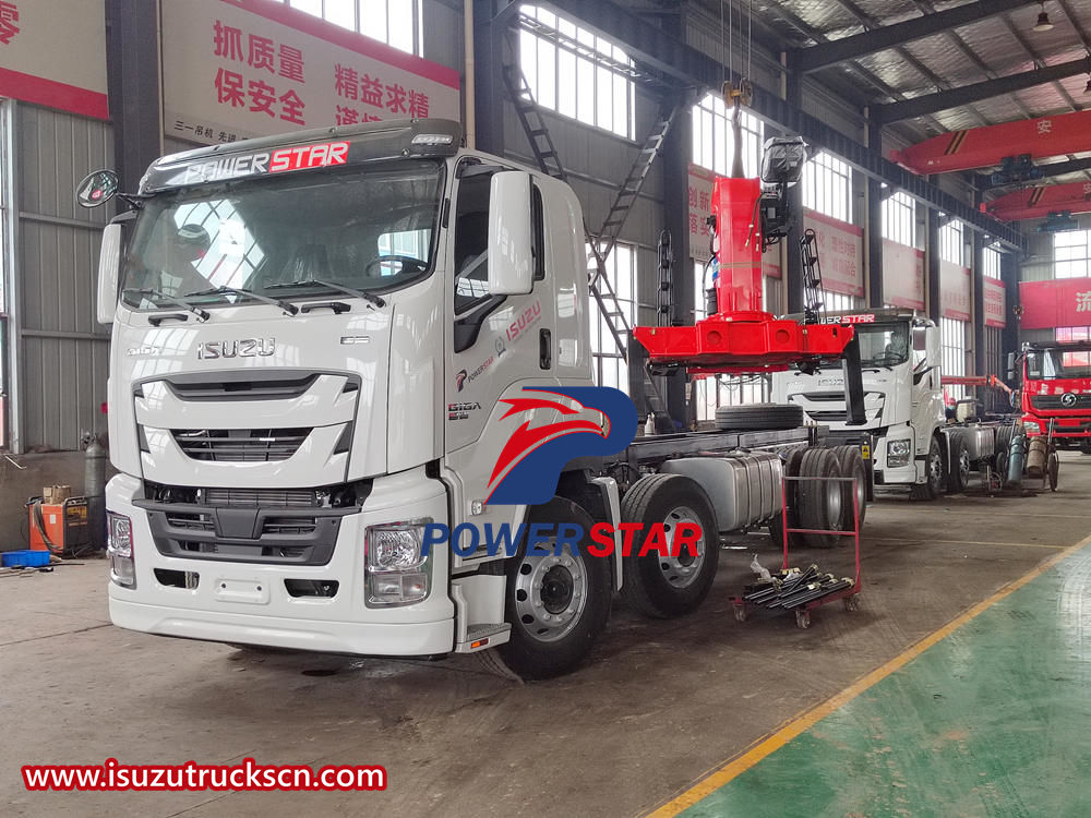 Isuzu telescopic crane truck