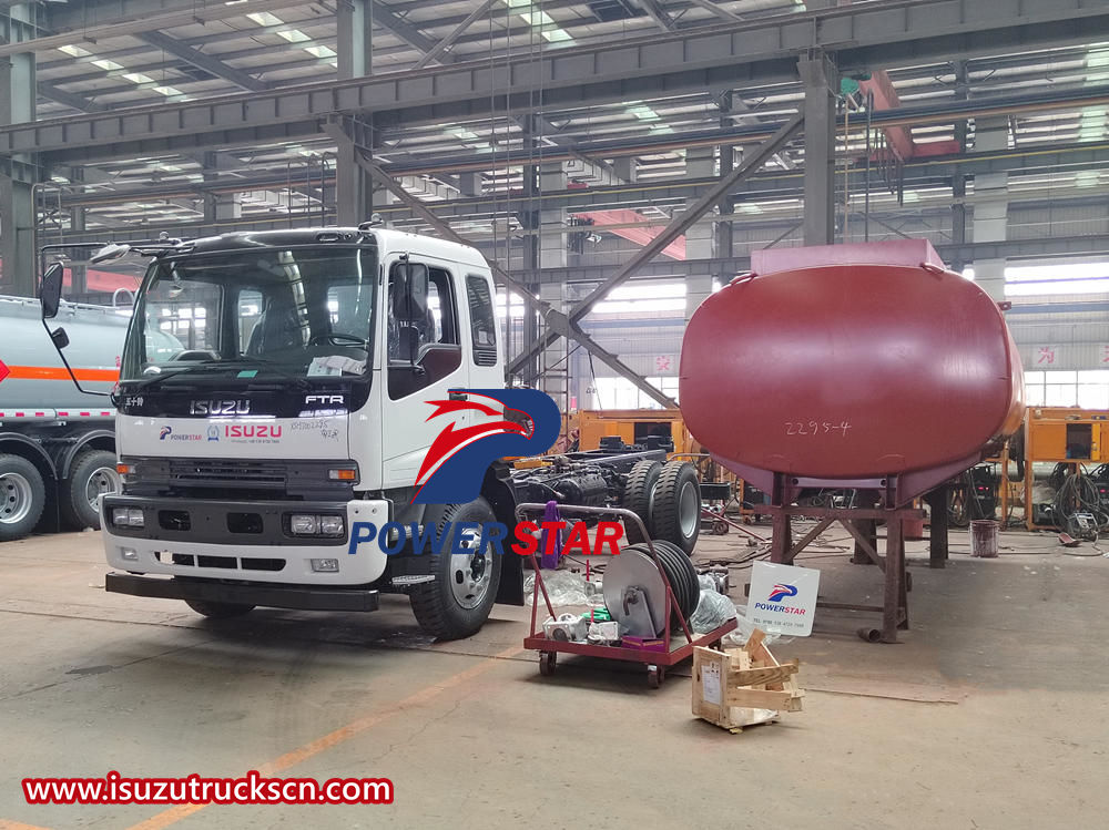 Isuzu oil tank truck