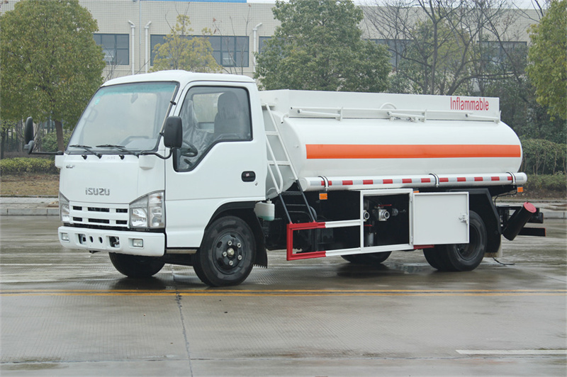 Isuzu mini 5000L oil tank truck