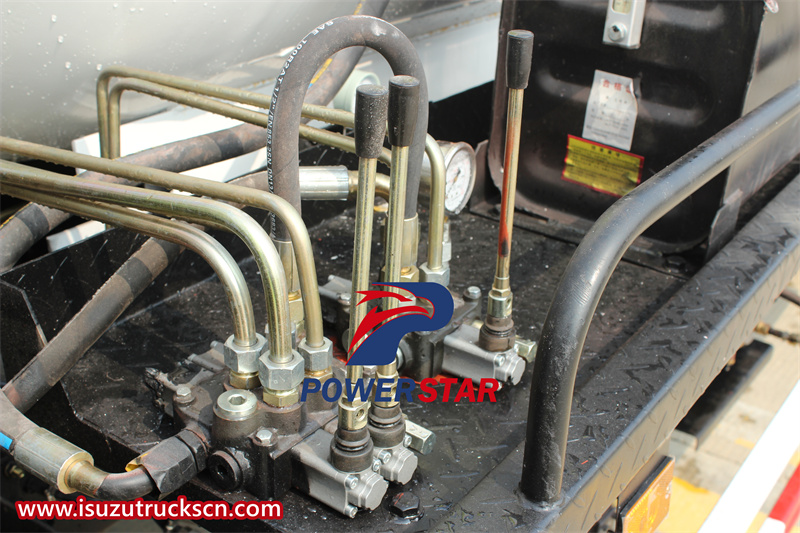 ISUZU 700P sewage suction truck