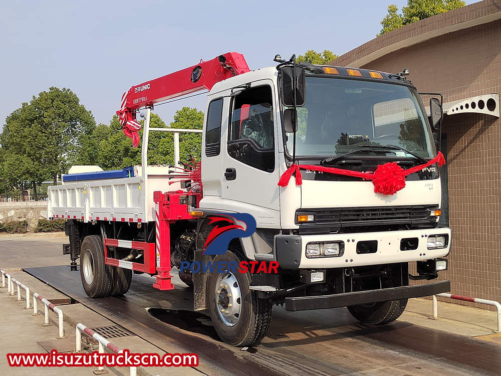 Isuzu telescopic crane truck