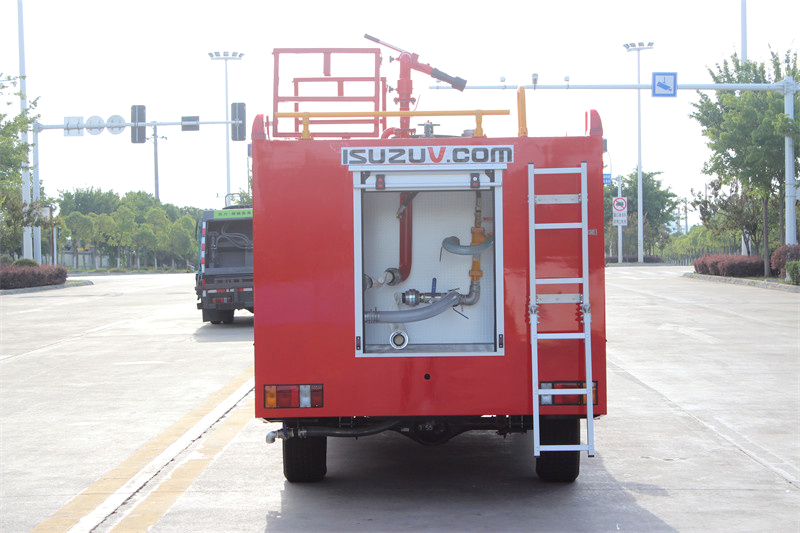 Isuzu all-wheel drive fire department pickup fire tender