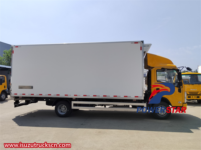  Isuzu 700P refrigerated truck