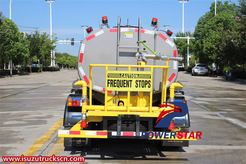 Isuzu 100P road sprinkling truck