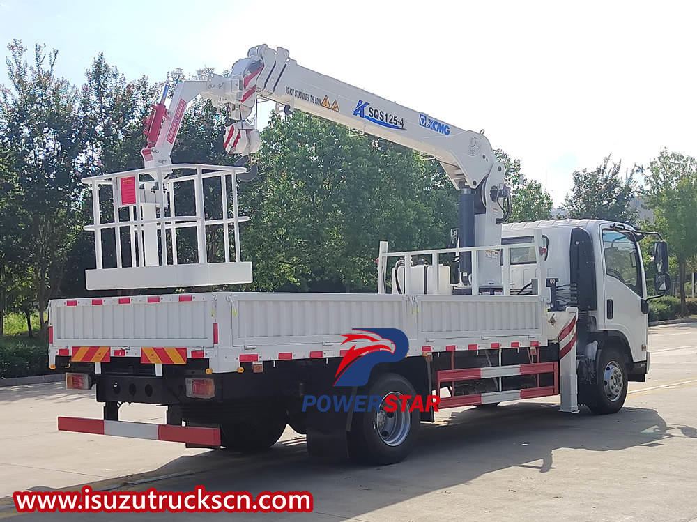 Isuzu telescopic crane truck