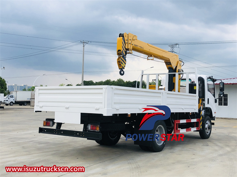 Isuzu 700P 4x4 off road boom crane truck