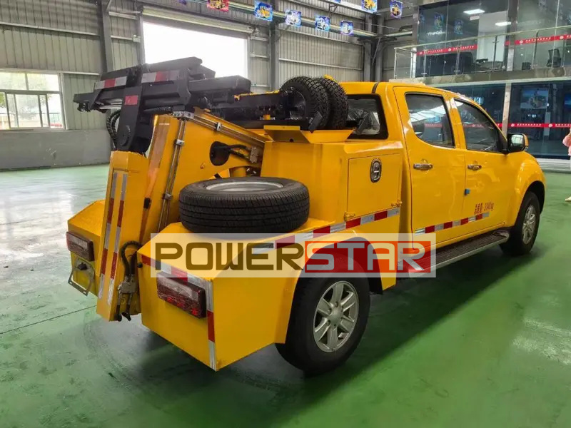 Isuzu pickup road recovery towing truck