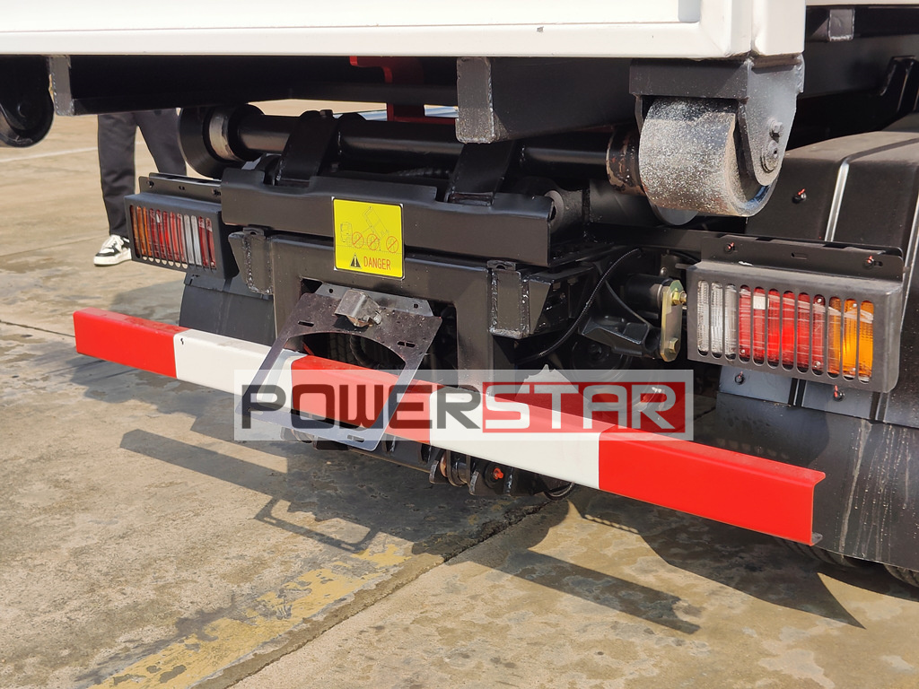 Isuzu truck mounted hook loader rear support legs