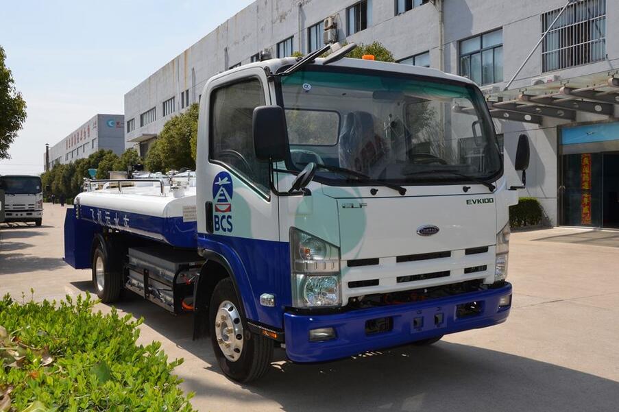 Electric Isuzu Airport lavatory truck